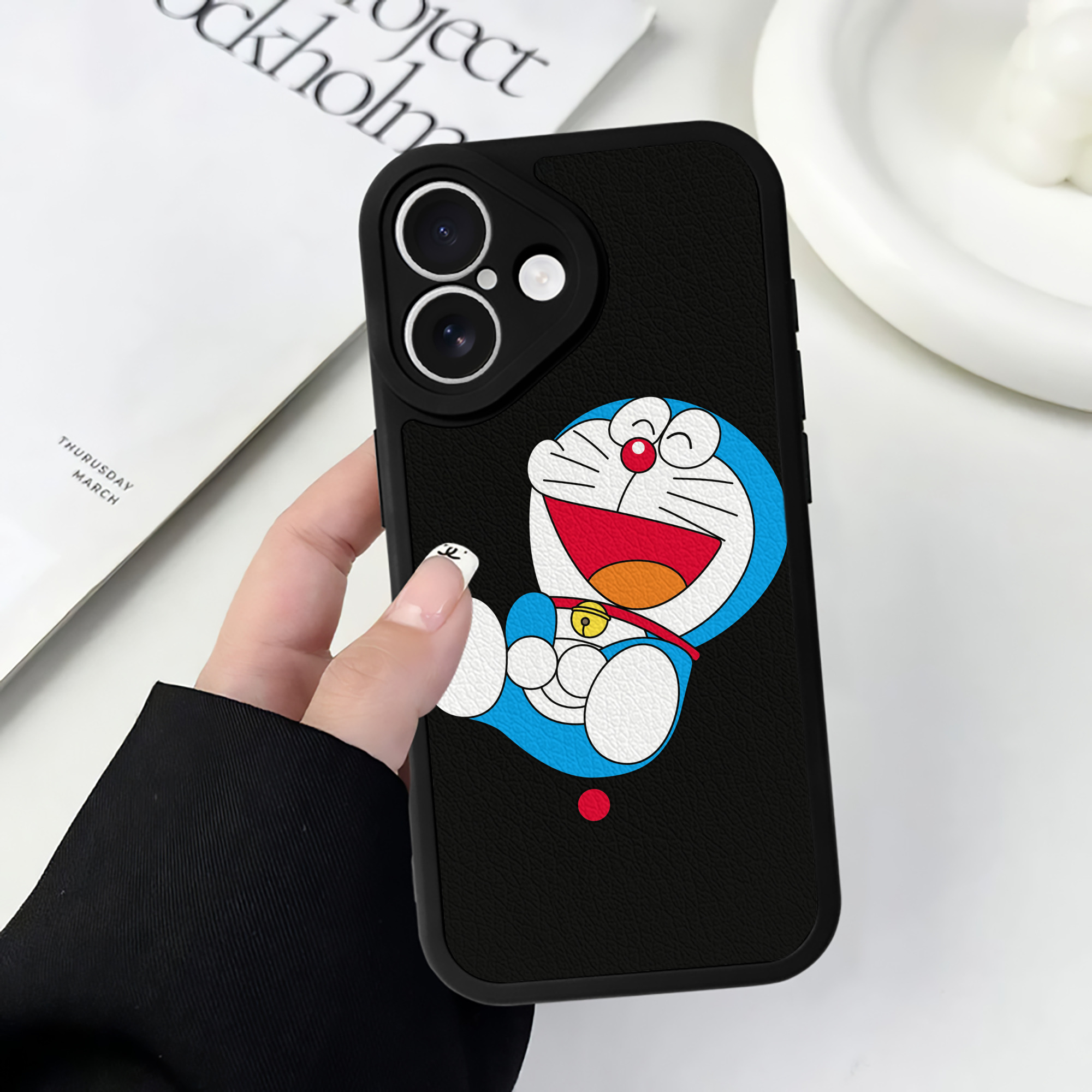 （画像用） ドラえもん Doraemon 【iPhone 16シリーズ対応】シリコンスマホケース（レザー調） 材質：シリコン